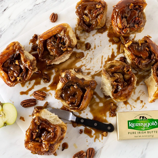 Easy Caramel Rolls with Apples